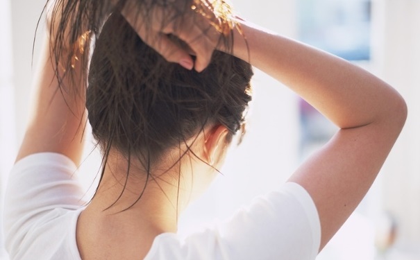 夏季头发爱出油怎么办？夏季头发爱出油如何缓解？(1)