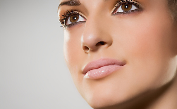 嘴唇干燥应该怎么样护理？嘴唇干燥皲裂是哪些原因导致的？(1)