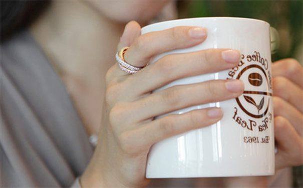 年轻人手抖是怎么回事？导致手抖的原因有哪些？[图]