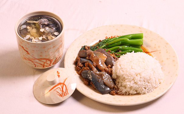 花旗参乌鸡汤怎么做？花旗参乌鸡汤的做法(1)