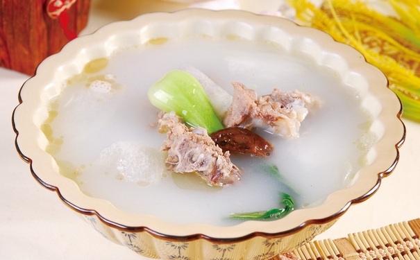 骨折后喝骨头汤好不好？骨折后喝骨头汤加快痊愈吗？[图]