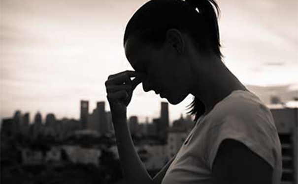 有点偏头痛在平时需要注意什么？怎么样减轻头痛发作的