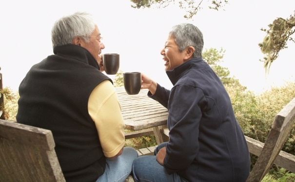 老年人应该怎么预防驼背？老年人驼背对健康有哪些危害