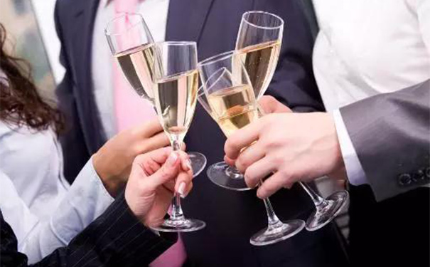 老人患有骨质疏松能喝酒吗？骨质疏松过量饮酒会怎么样