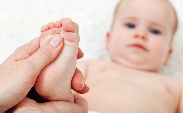 扁平足是什么样子的？怎么样判断自己患没患扁平足？[图]