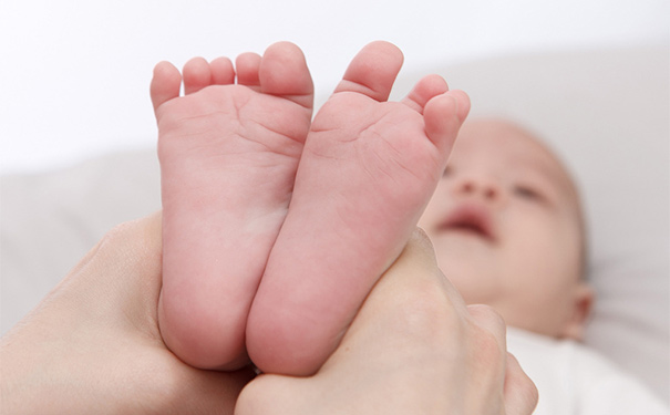 扁平足该如何治疗？扁平足会引起腰肌劳损吗？[图]