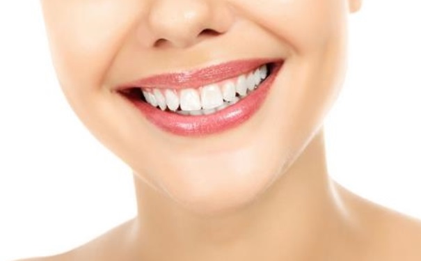 牙齿上为什么有白色的斑点？牙齿上有白色的斑点是怎么