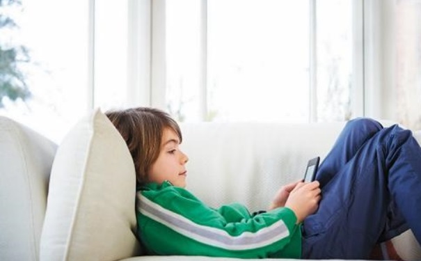 青少年出现驼背怎么办？如何帮助青少年矫正驼背？(1)