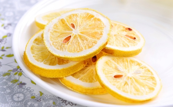 干柠檬片泡水有什么功效？柠檬干泡茶喝对身体哪些好处