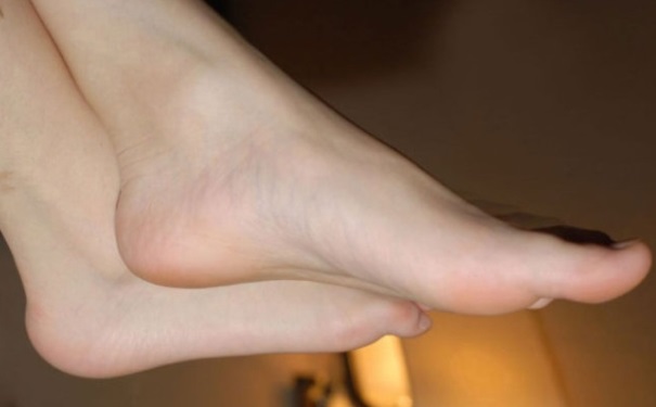 脚部干裂是什么原因？如何有效治疗脚部干裂？[图]