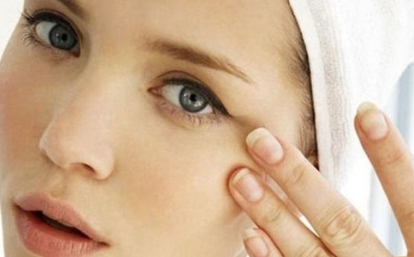 皱纹过早出现是什么原因？什么原因使皱纹过早地出现？(1)