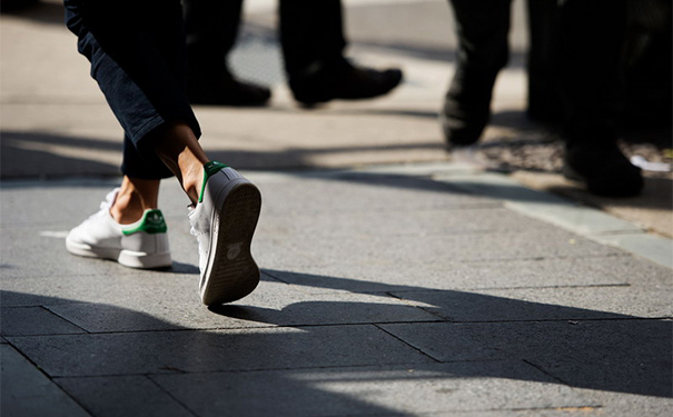 为什么踝关节扭伤后不能立即热敷？处理踝关节扭伤的错