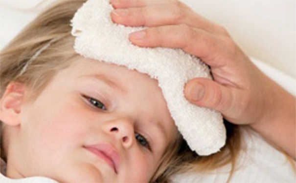 6个月大的宝宝总发烧怎么办？怎样不打针吃药给宝宝降