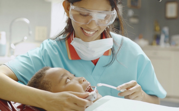 扁桃体出血是怎么回事？扁桃体有血丝怎么回事？[图]