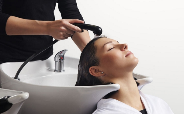 头发刚洗完就油是怎么回事？为什么头发洗后还是油腻腻