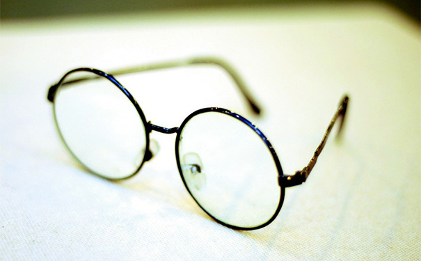 眼镜脏了可以用纸巾擦拭吗？戴眼镜的几大误区你知道几个？(1)