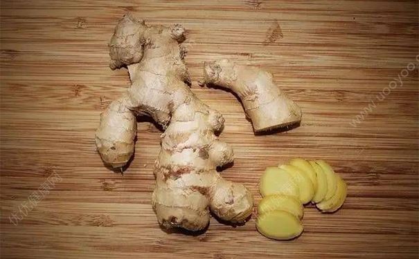 怎么样用生姜片来治疗狐臭？哪些偏方治疗狐臭比较有效