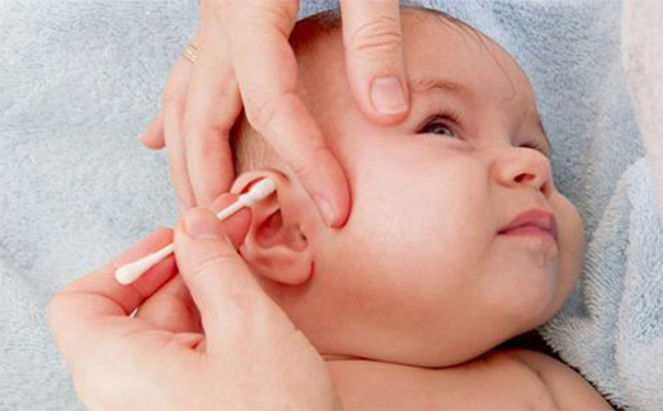 宝宝患中耳炎该如何护理？宝宝患中耳炎后会有什么症状