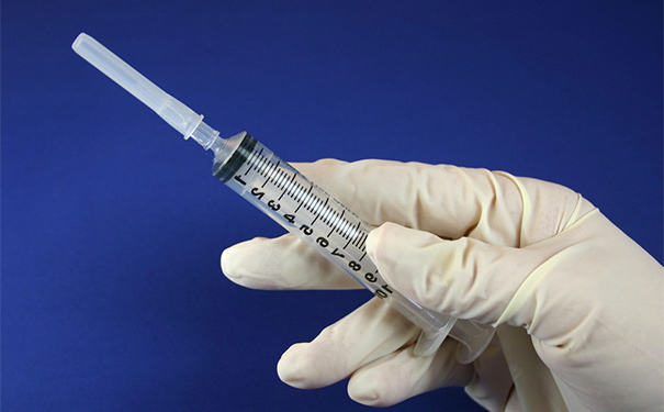 被针头刺伤后要做什么检查？医护人员被针头刺伤后需要