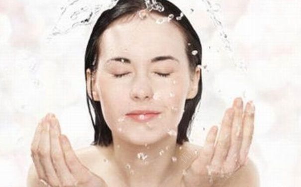 玉兰油深层保湿美白营养水效果怎么样？深层保湿美白营养水(1)