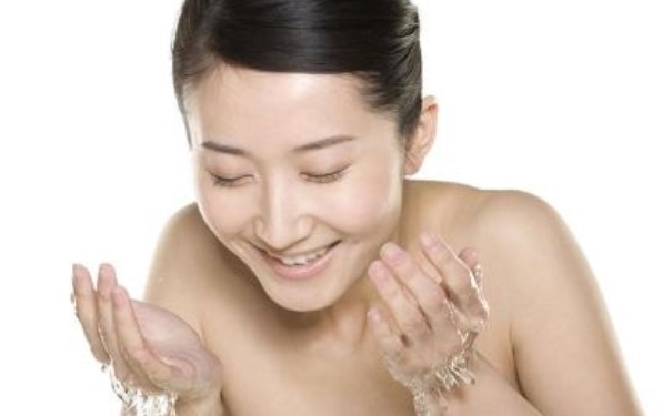 冬季肌肤干燥怎样保湿？冬季肌肤保湿小窍门有哪些？(1)