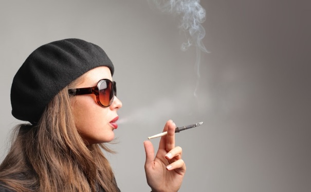 女人吸烟的危害有哪些？女人吸烟对身体有什么伤害？[图]