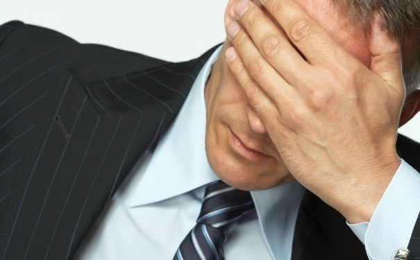 冬天洗头不吹干的坏处？冬天洗完头出去头疼是怎回事？？[