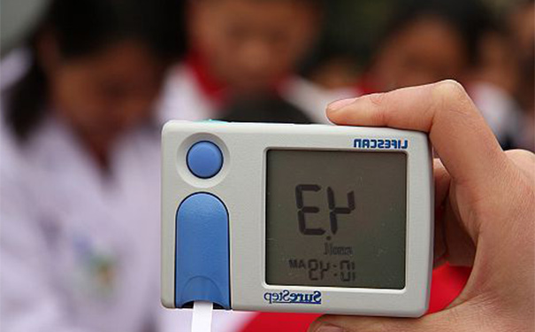 测血糖扎一般哪个手指？测血糖扎手指要注意什么？[图]