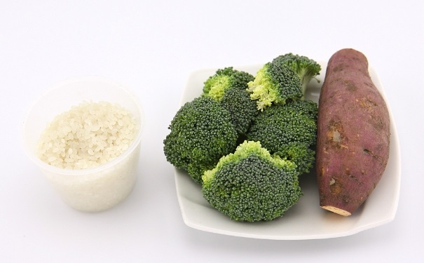 女性吃什么抗皱？哪些食物能够预防皱纹？[图]