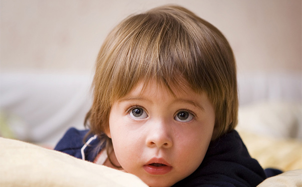 小儿抽动症有哪些症状表现？导致小儿抽动症的原因有哪