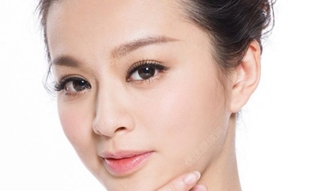 女生天生黑皮肤能变白吗？女生天生皮肤黑怎么办？[图]