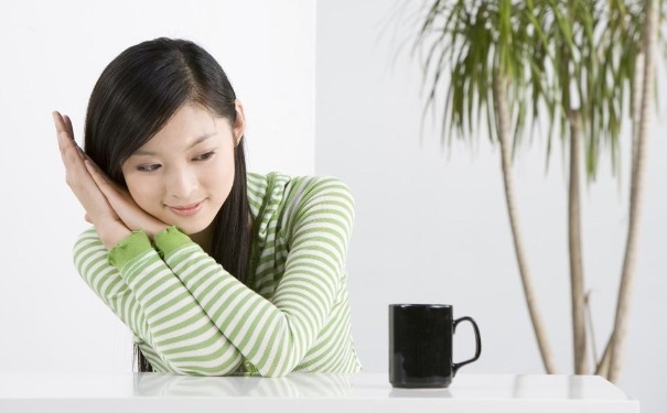 睡觉前喝水是不是一定会水肿？睡觉前怎么喝水不会水肿？(1)