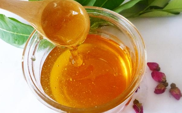 什么时间喝蜂蜜水最好？蜂蜜用多少度的水冲泡好？(1)