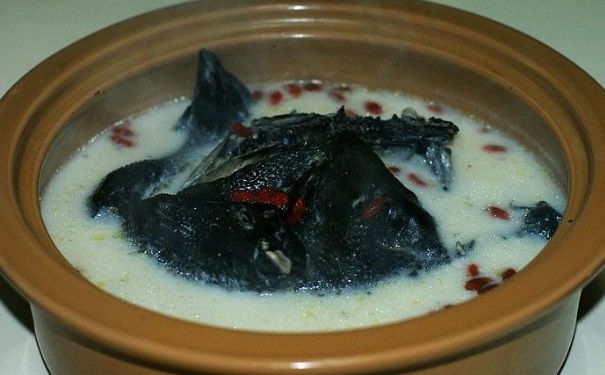 鲜奶银耳乌鸡汤怎么做？鲜奶银耳乌鸡汤做法(1)
