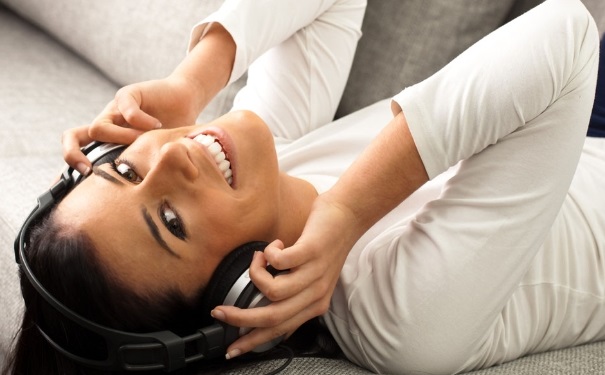 戴耳机听歌好吗？用耳机听歌有什么危害？[图]