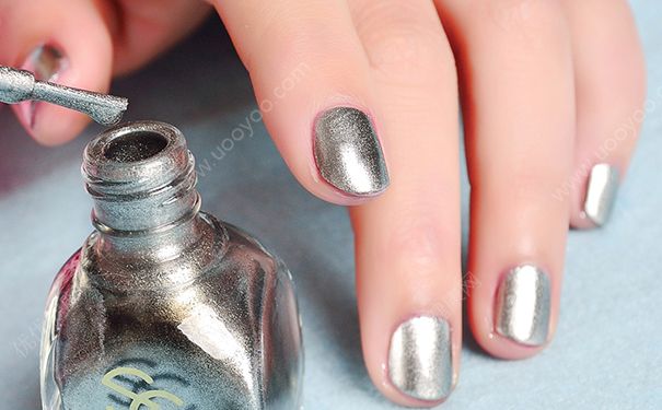 冬天涂什么颜色的指甲油好看？冬天适合涂什么颜色的指甲油？(3)