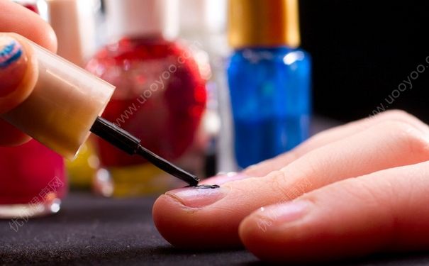 冬天涂什么颜色的指甲油好看？冬天适合涂什么颜色的指