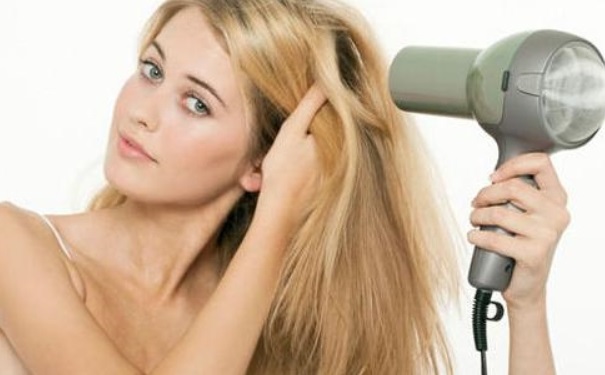 头皮屑多要怎么办？怎样有效的减少头皮屑？(1)