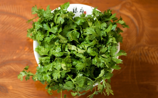 吃什么蔬菜可以退烧？退烧可以喝香菜煮水吗？[图]