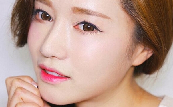 炫彩拼色唇妆怎么化？炫彩拼色唇妆化法教程？(1)