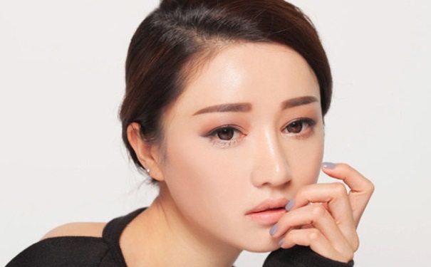 3CE多色眼影怎么化？三色眼影化妆步骤教程(1)