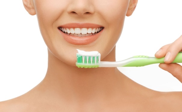 晚上不刷牙会有哪些危害？早上还是晚上刷牙更重要？[图]