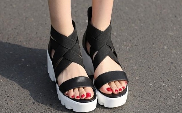 脚爱出汗怎么回事？夏季如何应对脚出汗？[图]