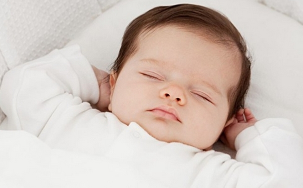 新生儿多久能睡枕头？新生儿睡枕头有哪些注意事项？[图]