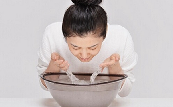 如何用白醋盐水洗脸？白醋盐水洗脸有哪些注意事项？(1)