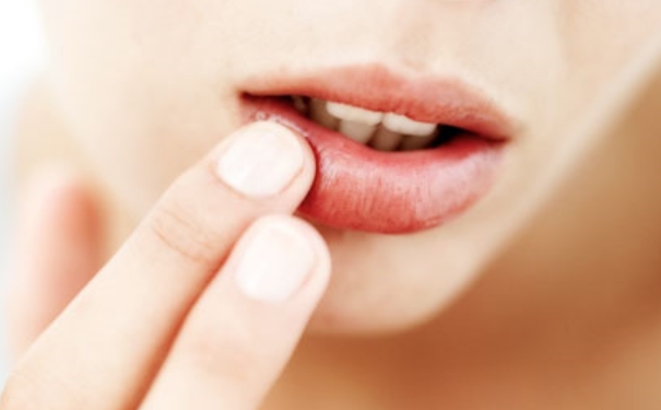 嘴上起泡能弄破吗？嘴上起泡会不会传染？[图]