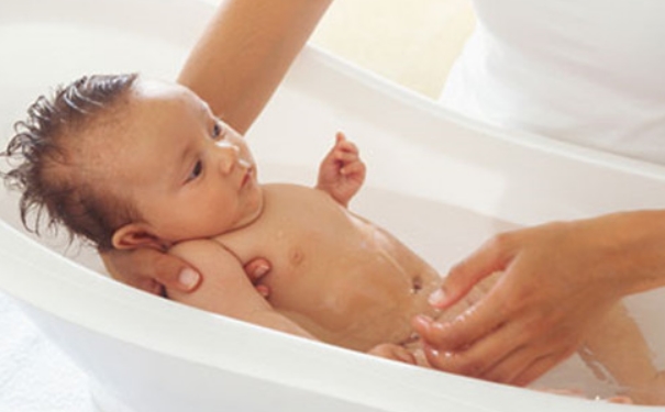 新生儿洗澡有哪些注意事项？新生儿哪些情况下不宜洗澡