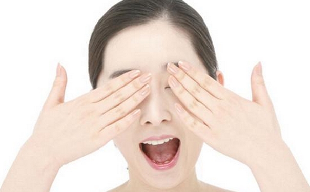 眼皮跳热敷好还是冷敷好？眼皮跳有哪些缓解的方法？[图]