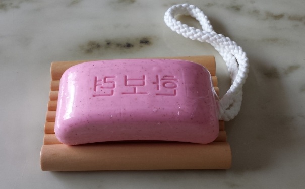 香皂洗脸对皮肤有害吗？香皂洗脸毛孔会变大吗？(1)