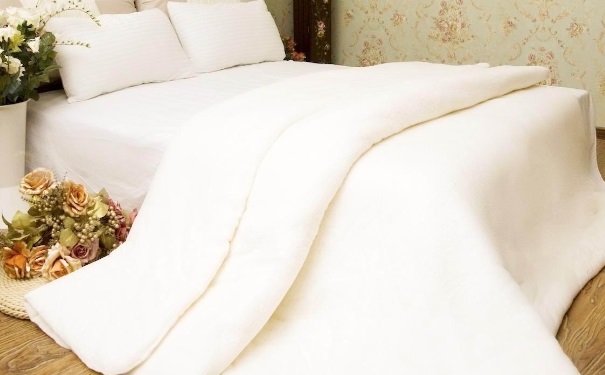 秋天盖哪种被子比较好？秋天盖多重的被子合适？[图]